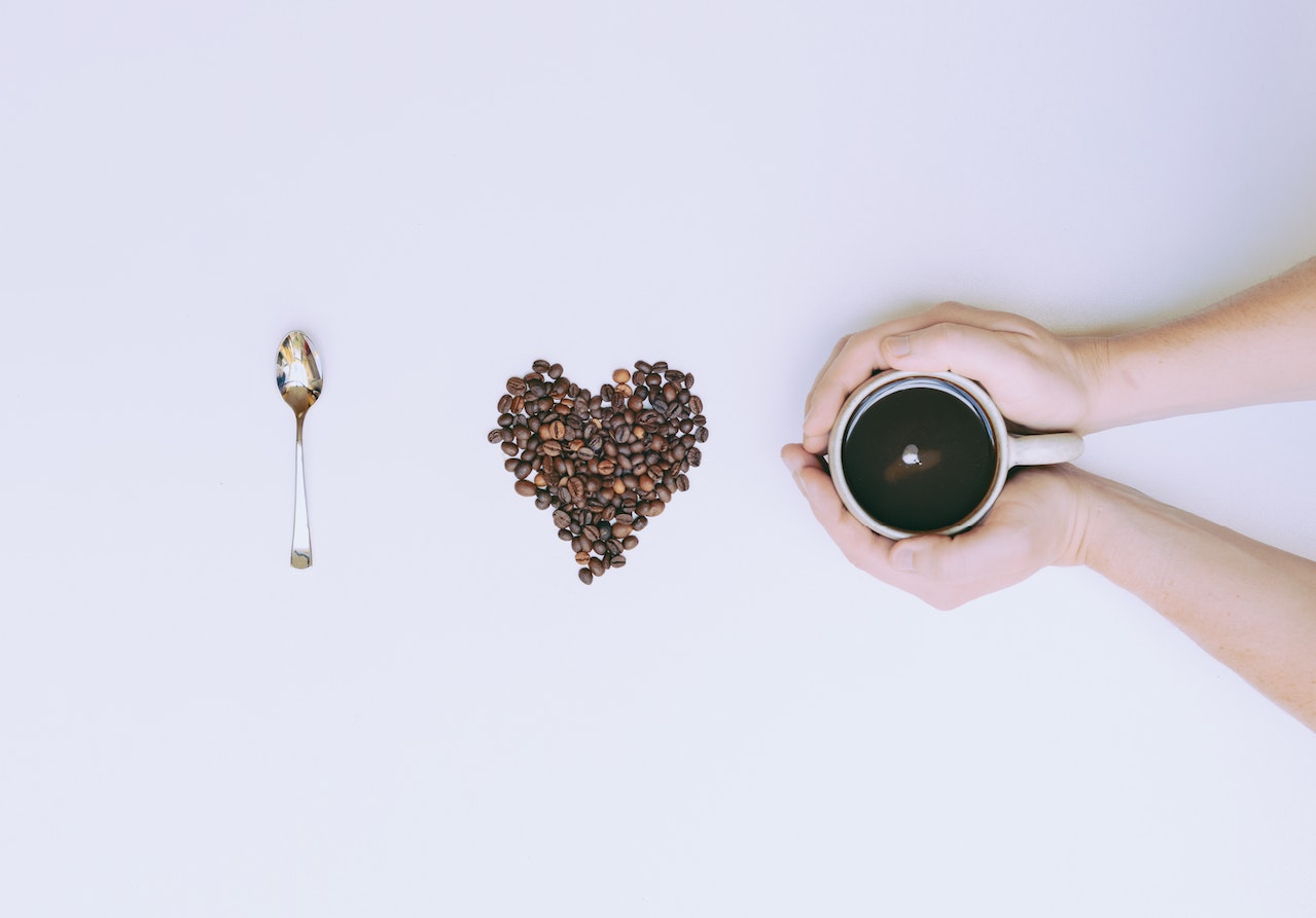 Świeżo palona kawa a składniki odżywcze: Jakie korzyści zdrowotne niesie za sobą spożywanie świeżo palonej kawy?