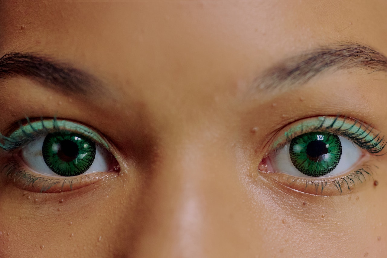 Jak wybrać odpowiednie soczewki kontaktowe dla swoich oczu: Poradnik dla początkujących