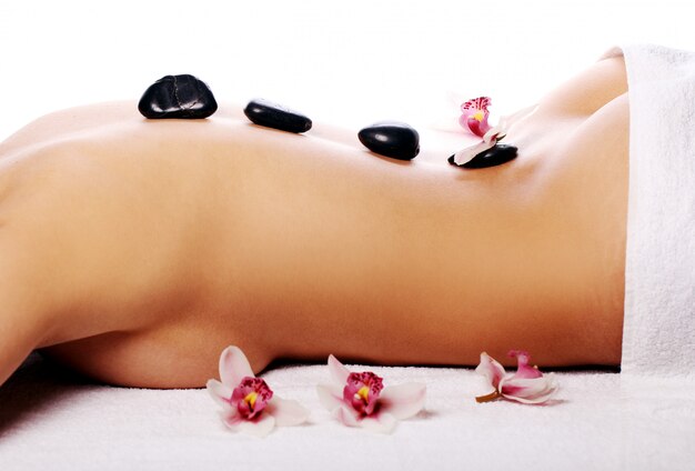 Czy masaż gorącymi kamieniami jest odpowiedni dla Ciebie? Sprawdź korzyści i potencjalne ryzyko
